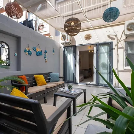 아파트 Ezgi's With Private Garden In